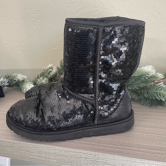 UGG Classic Short Boot Womens Black Sequin Size 8 Snow Winter Cozy Warm Sparkly - Picture 1 of 9